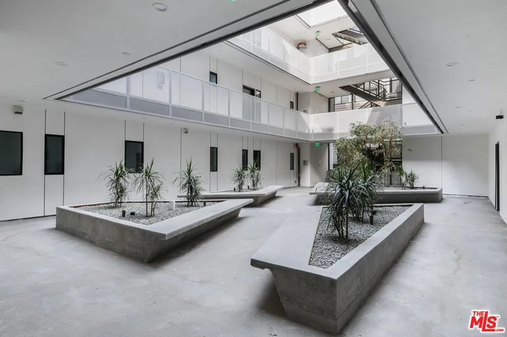 829 Larrabee Street #303 West Hollywood, CA 90069