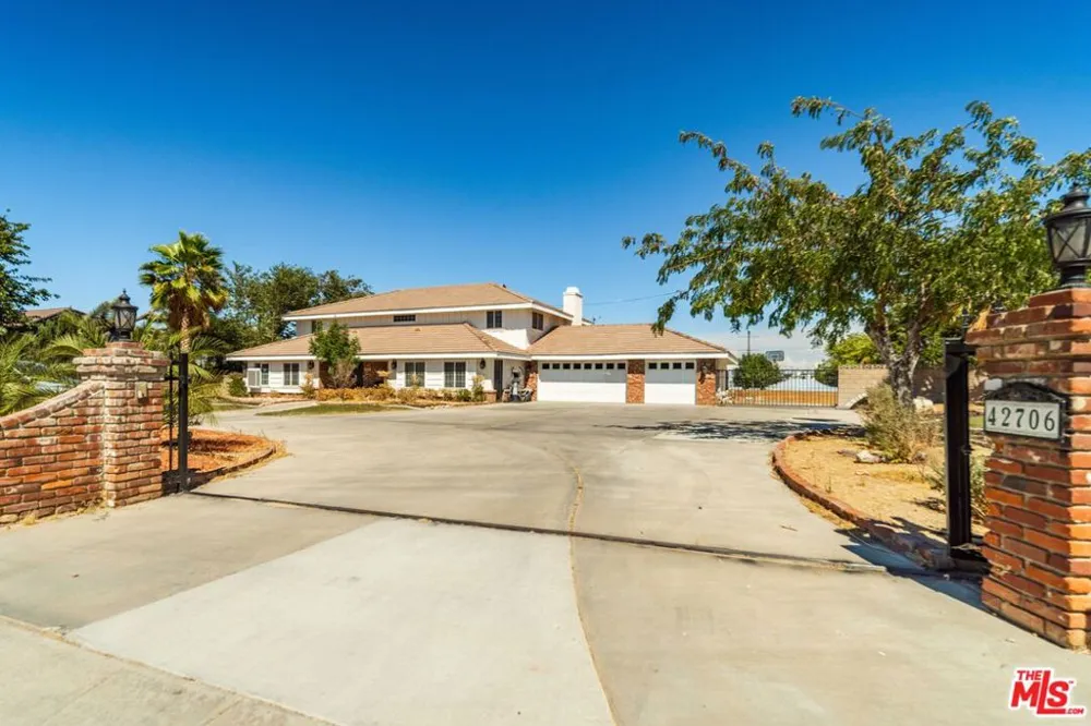 42706 20th Street Lancaster, CA 93534