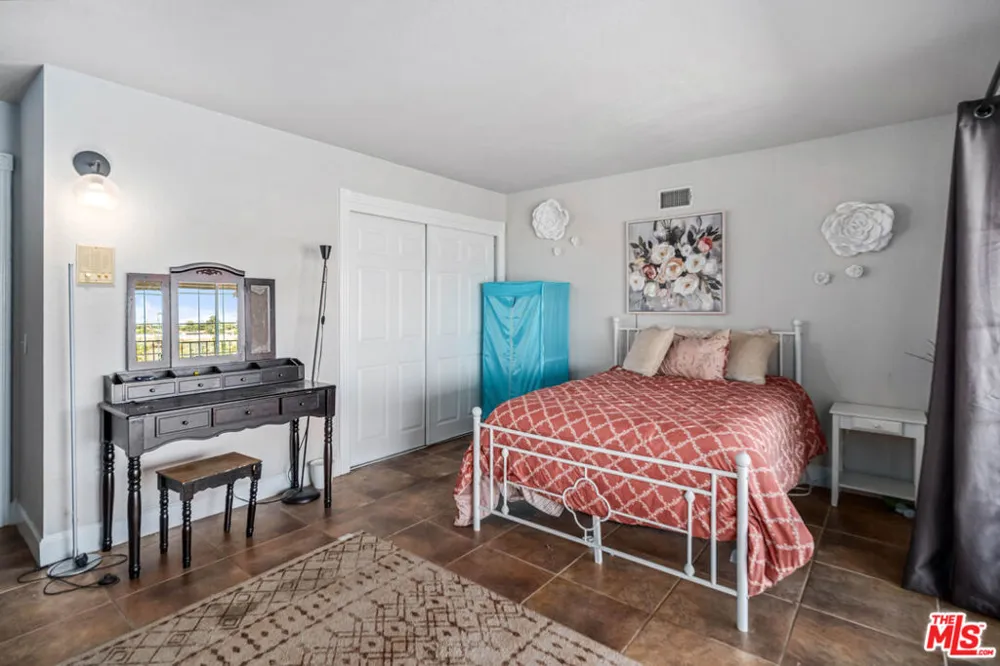 42706 20th Street Lancaster, CA 93534