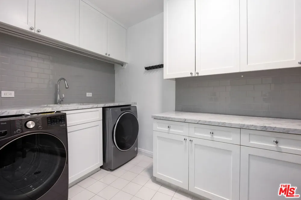 9507 Heather Road Los Angeles, CA 90210