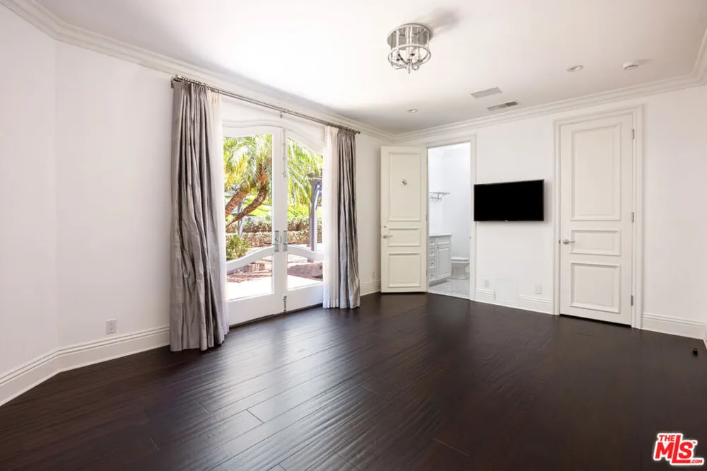 9507 Heather Road Los Angeles, CA 90210
