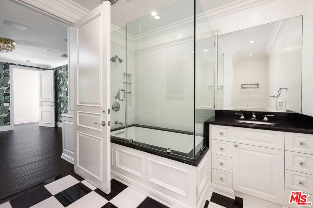 9507 Heather Road Los Angeles, CA 90210