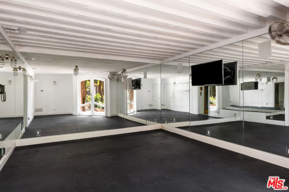 9507 Heather Road Los Angeles, CA 90210