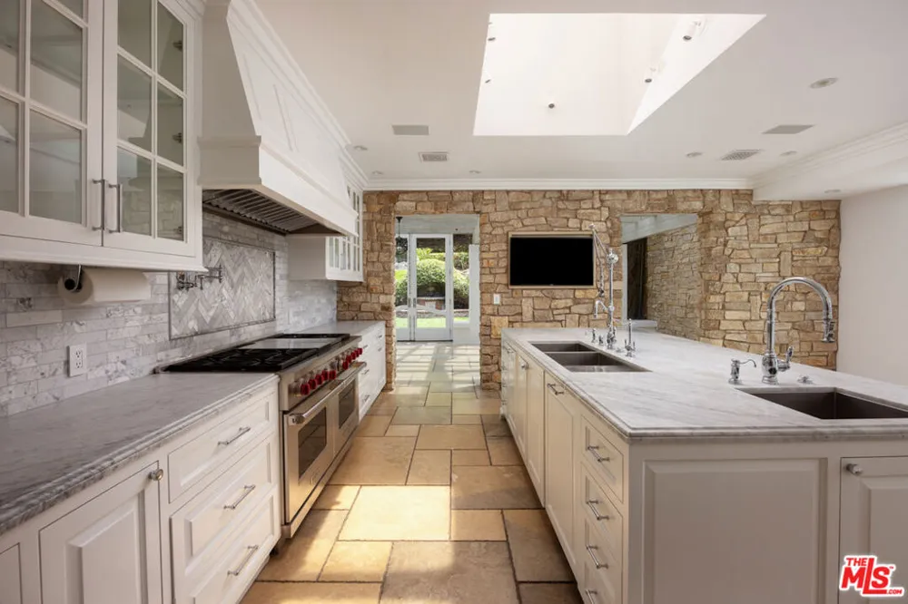 9507 Heather Road Los Angeles, CA 90210