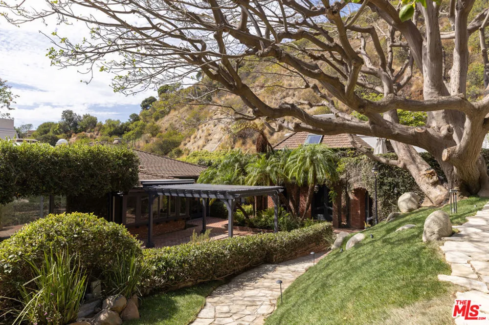 9507 Heather Road Los Angeles, CA 90210