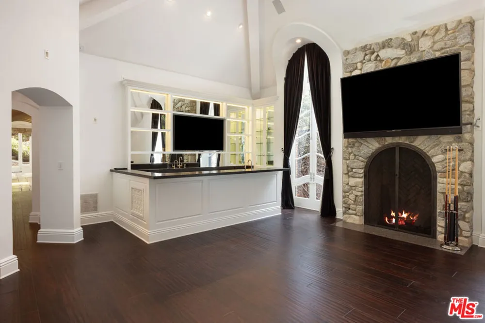 9507 Heather Road Los Angeles, CA 90210