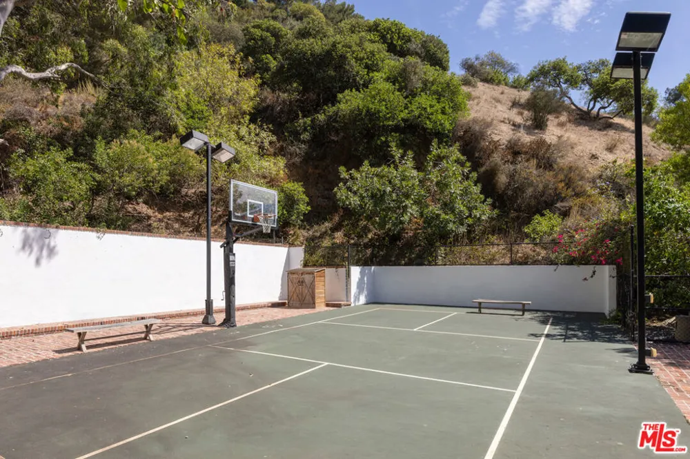 9507 Heather Road Los Angeles, CA 90210