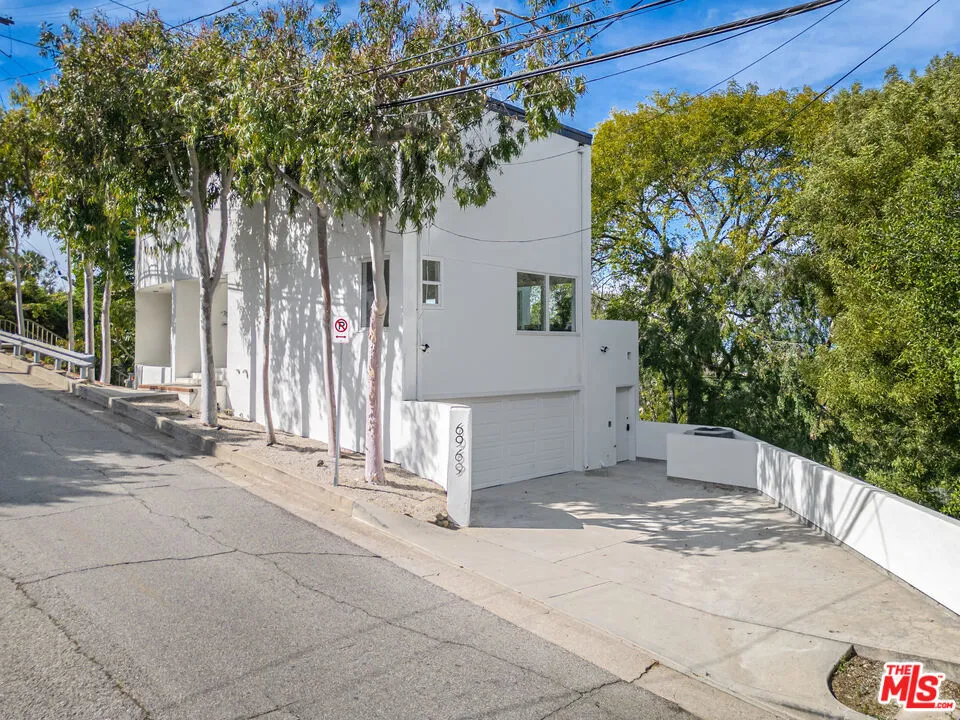 6969 Woodrow Wilson Drive Los Angeles, CA 90068