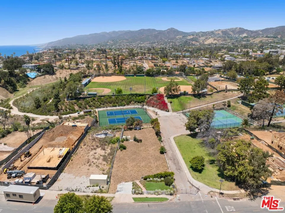 683 Alma Real Drive Los Angeles, CA 90272