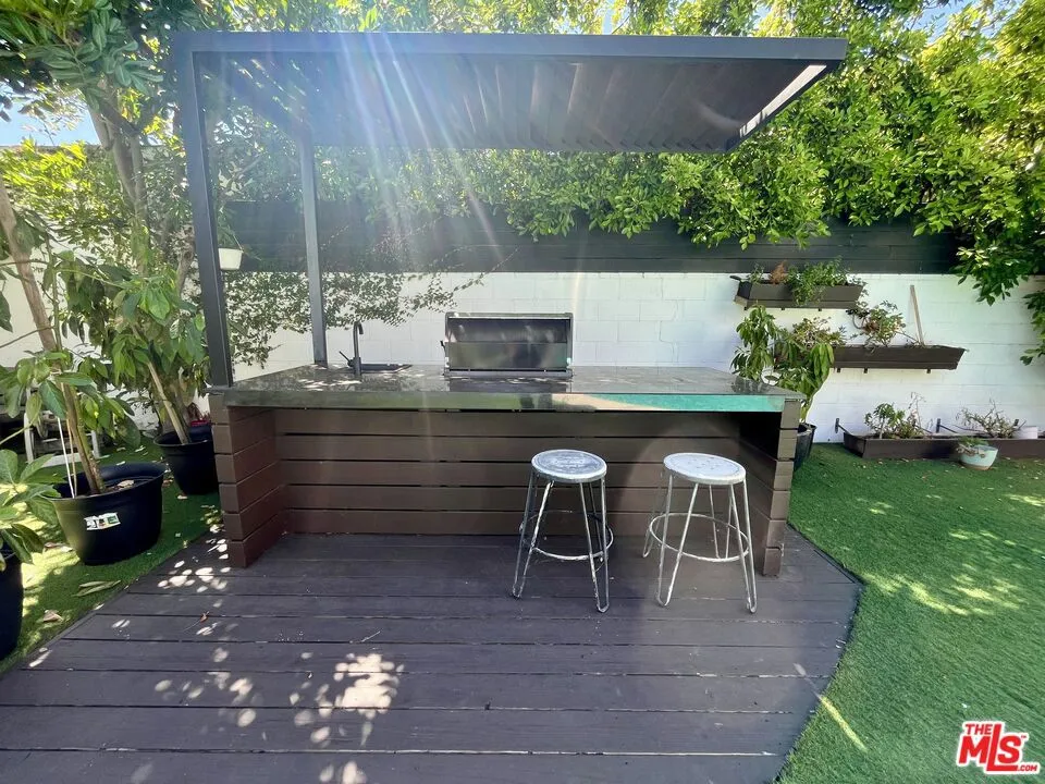 6112 Maryland Drive Los Angeles, CA 90048