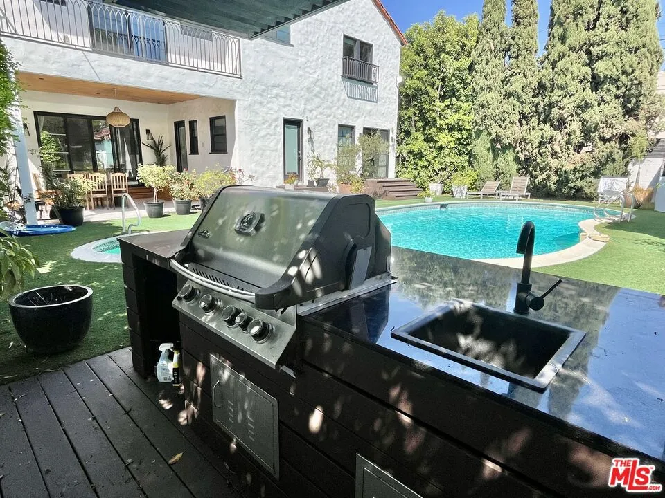 6112 Maryland Drive Los Angeles, CA 90048