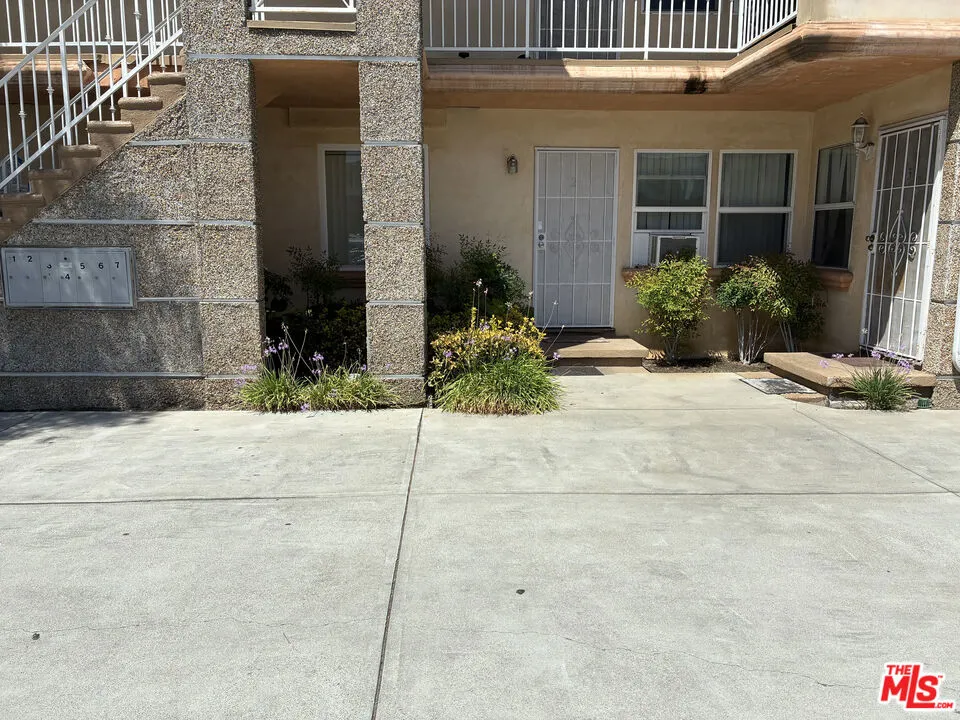 15943 Victory Boulevard #2 Van Nuys, CA 91406