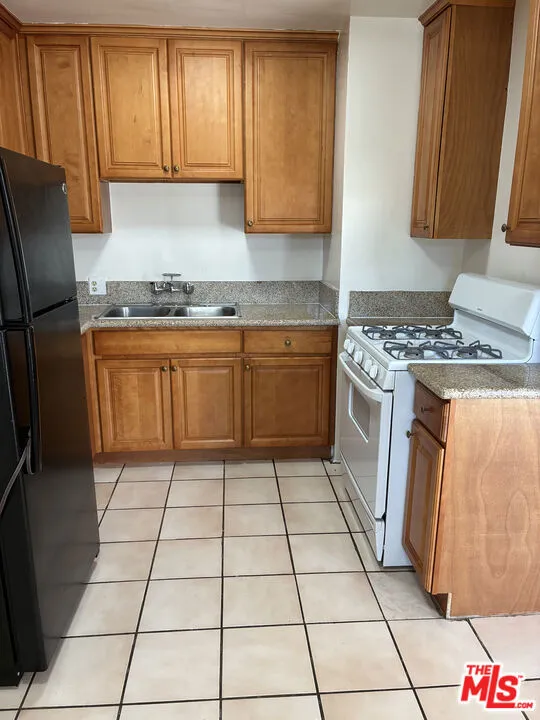 15943 Victory Boulevard #2 Van Nuys, CA 91406