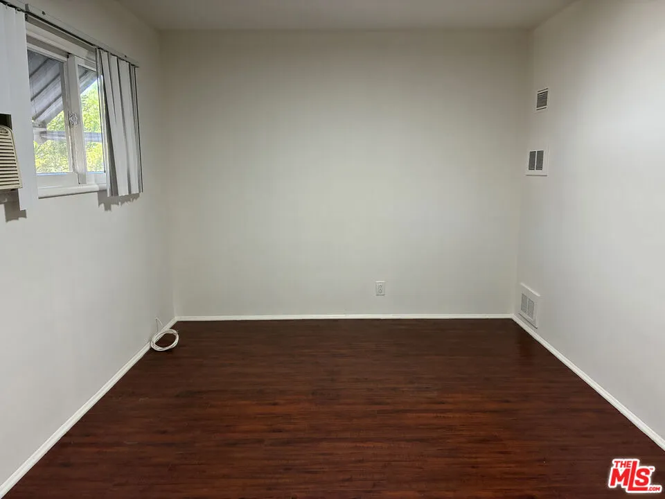 15943 Victory Boulevard #2 Van Nuys, CA 91406