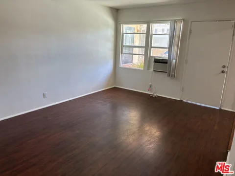 15943 Victory Boulevard #2