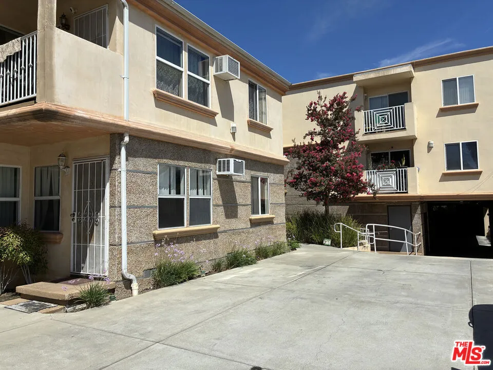 15943 Victory Boulevard #2 Van Nuys, CA 91406