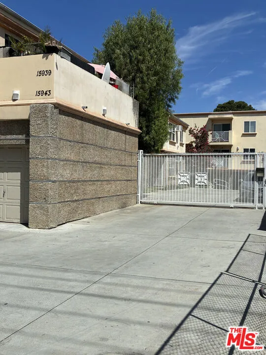 15943 Victory Boulevard #2 Van Nuys, CA 91406