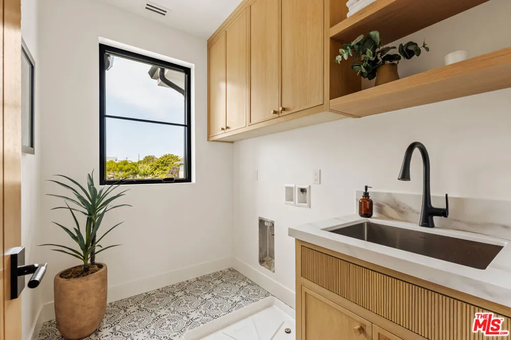 8346 Mcconnell Westchester, CA 90045