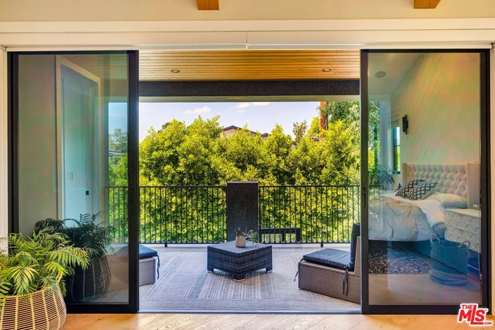 4145 Tujunga Avenue Studio City, CA 91604