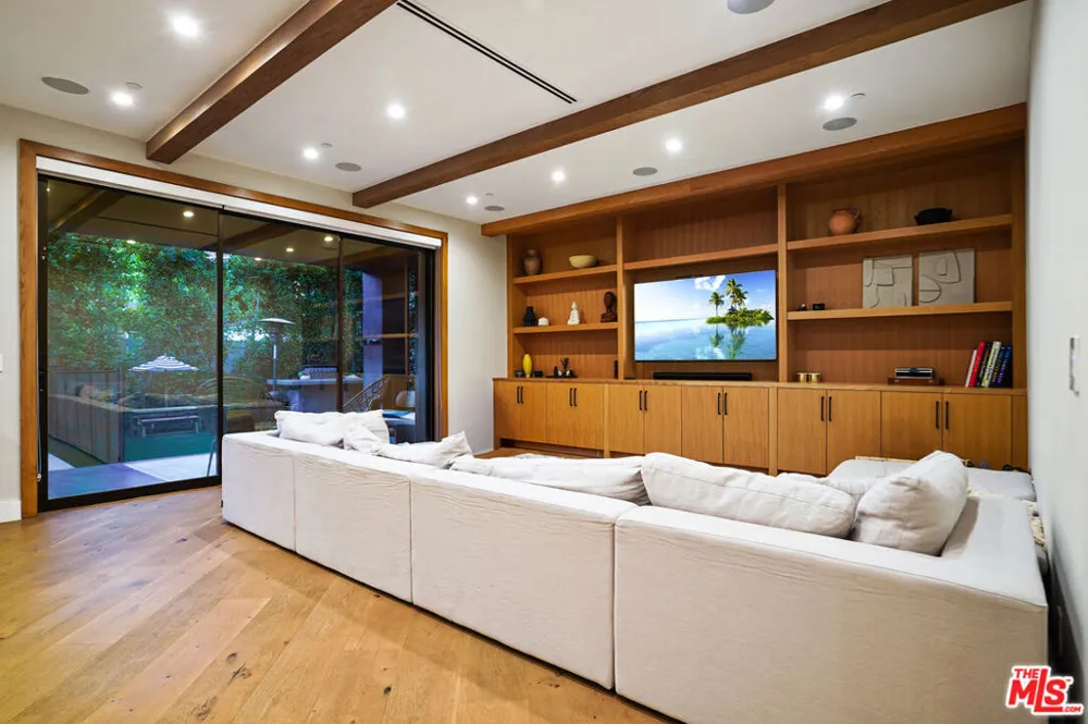 4145 Tujunga Avenue Studio City, CA 91604