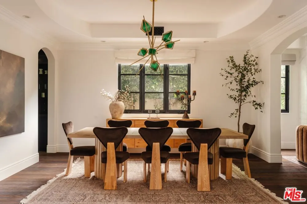 11432 Aqua Vista Street Studio City, CA 91604