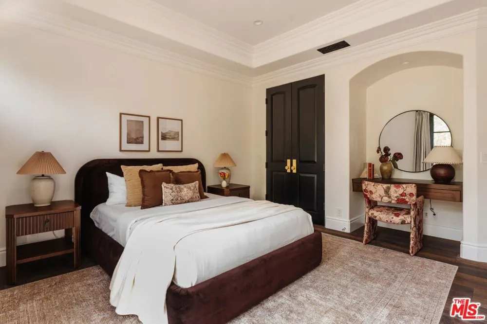 11432 Aqua Vista Street Studio City, CA 91604