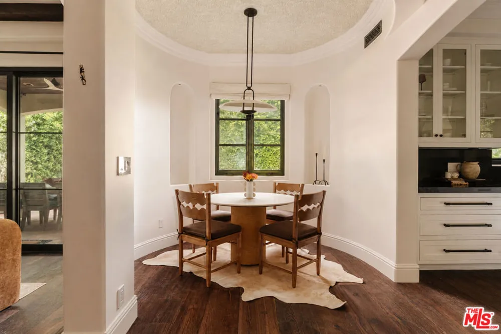 11432 Aqua Vista Street Studio City, CA 91604