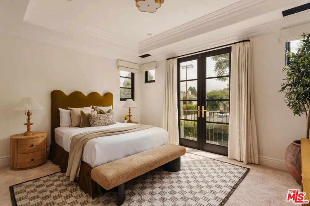 11432 Aqua Vista Street Studio City, CA 91604