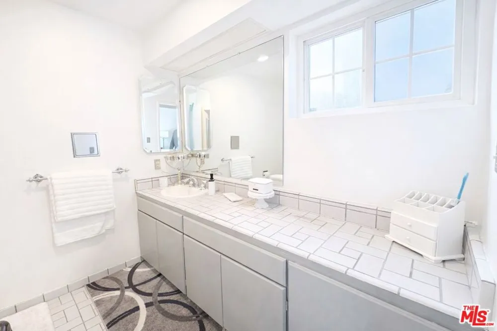 3223 Perlita Avenue Los Angeles, CA 90039