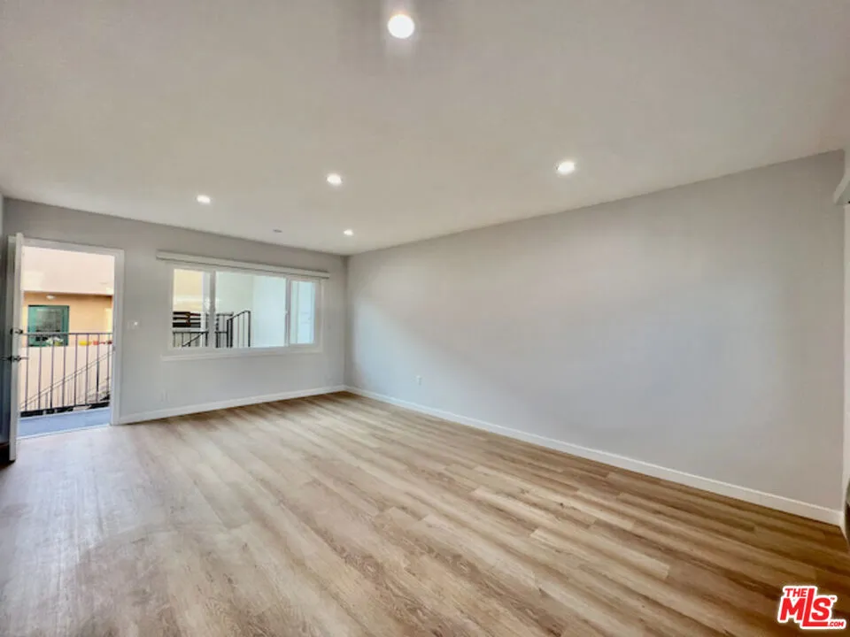 901 S Barrington Avenue Los Angeles, CA 90049
