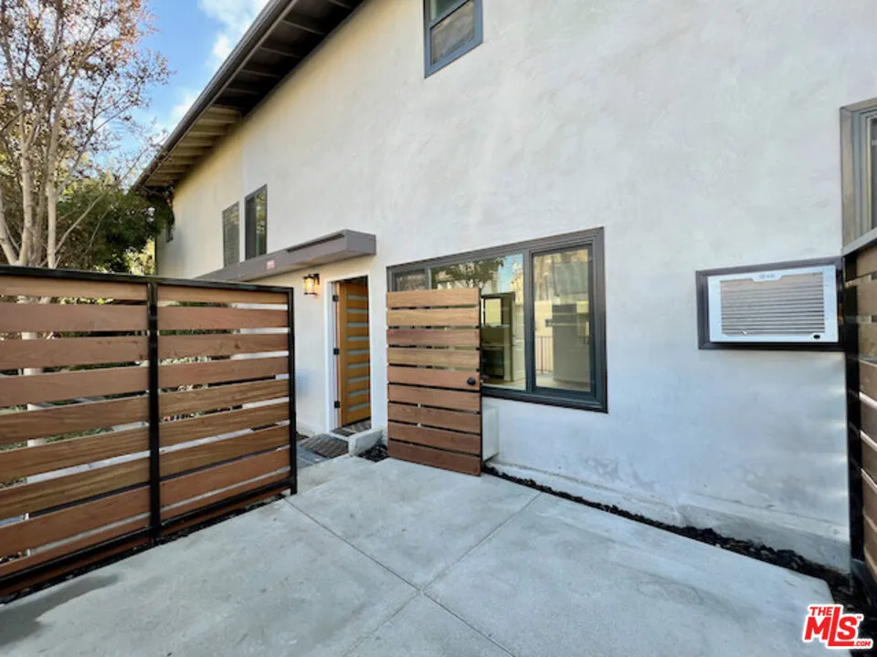 901 S Barrington Avenue Los Angeles, CA 90049