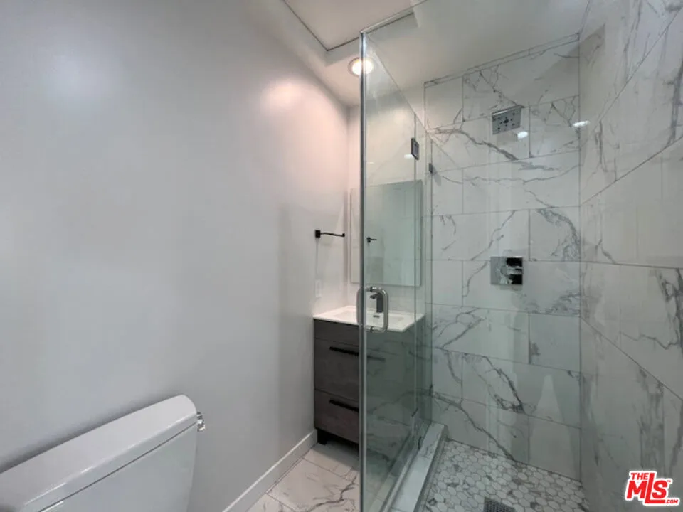901 S Barrington Avenue Los Angeles, CA 90049
