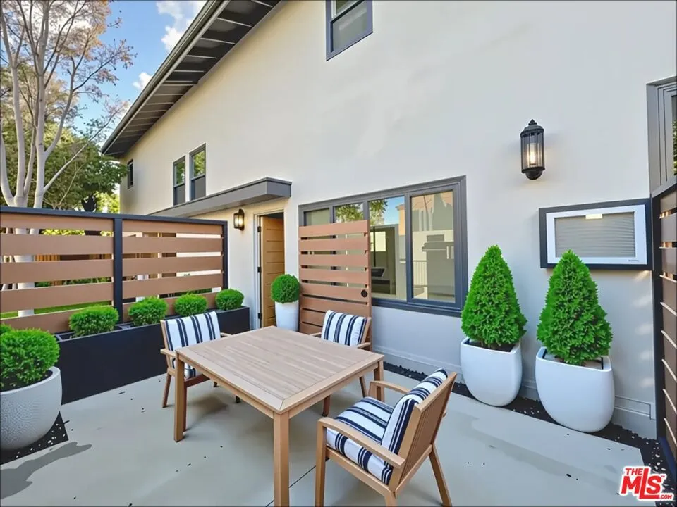 901 S Barrington Avenue Los Angeles, CA 90049