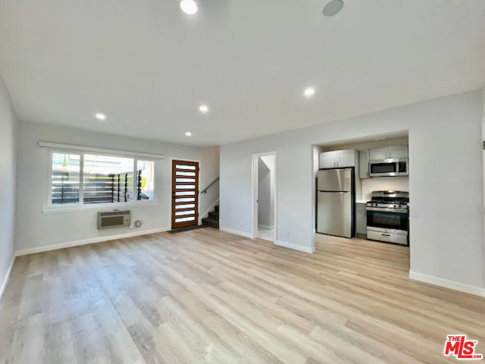 901 S Barrington Avenue Los Angeles, CA 90049