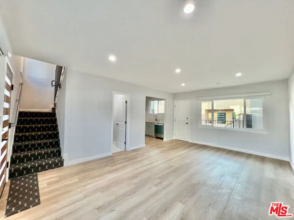 901 S Barrington Avenue Los Angeles, CA 90049