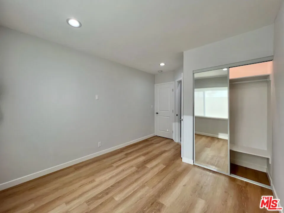 901 S Barrington Avenue Los Angeles, CA 90049