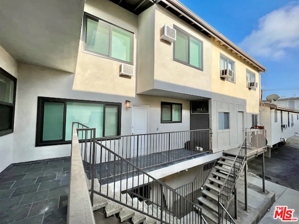 901 S Barrington Avenue Los Angeles, CA 90049