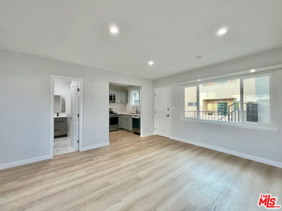 901 S Barrington Avenue Los Angeles, CA 90049