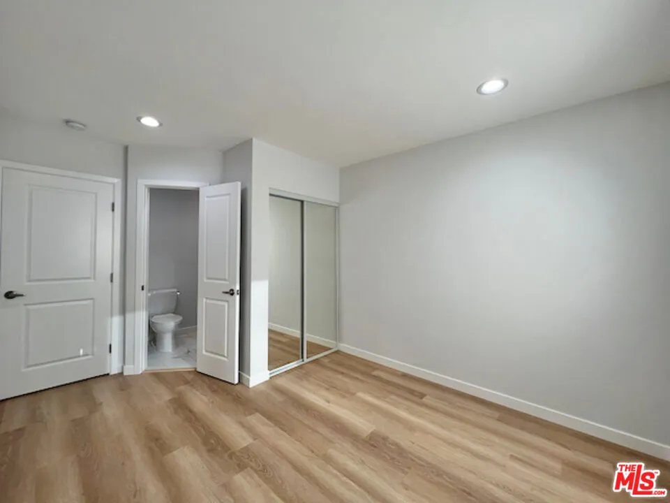 901 S Barrington Avenue Los Angeles, CA 90049