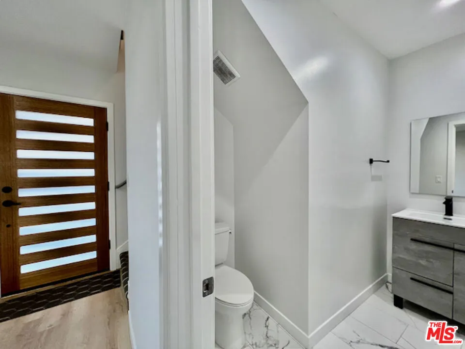 901 S Barrington Avenue Los Angeles, CA 90049