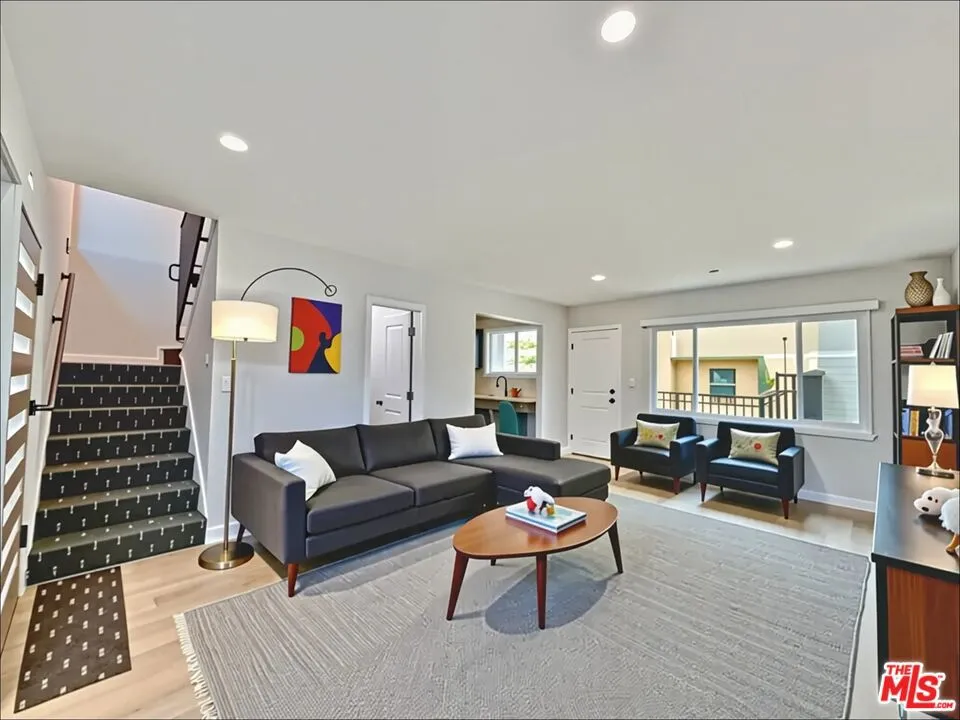 901 S Barrington Avenue Los Angeles, CA 90049