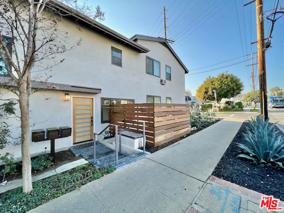 901 S Barrington Avenue Los Angeles, CA 90049