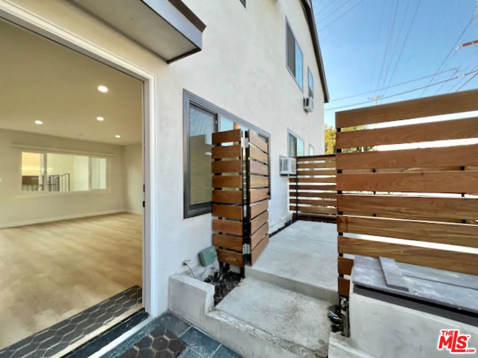 901 S Barrington Avenue Los Angeles, CA 90049