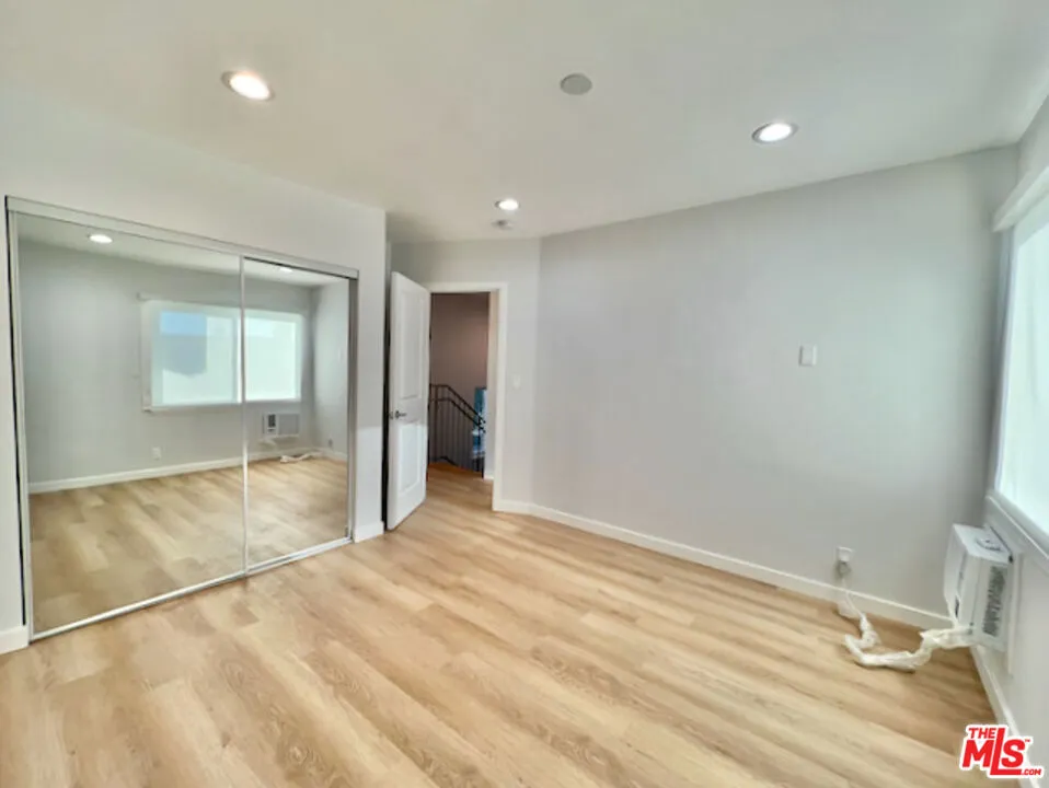901 S Barrington Avenue Los Angeles, CA 90049