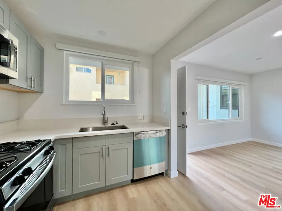 901 S Barrington Avenue Los Angeles, CA 90049