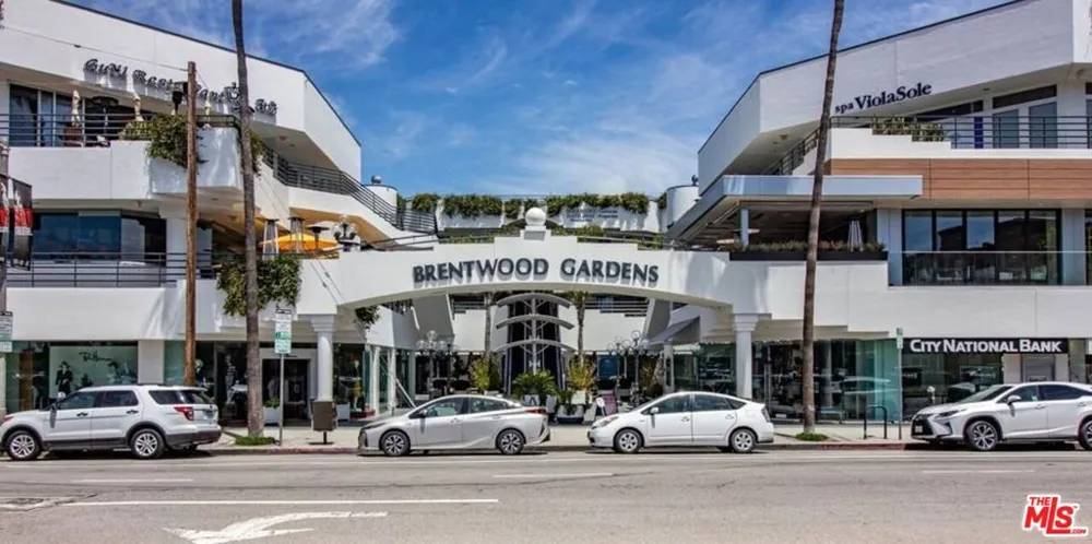 901 S Barrington Avenue Los Angeles, CA 90049