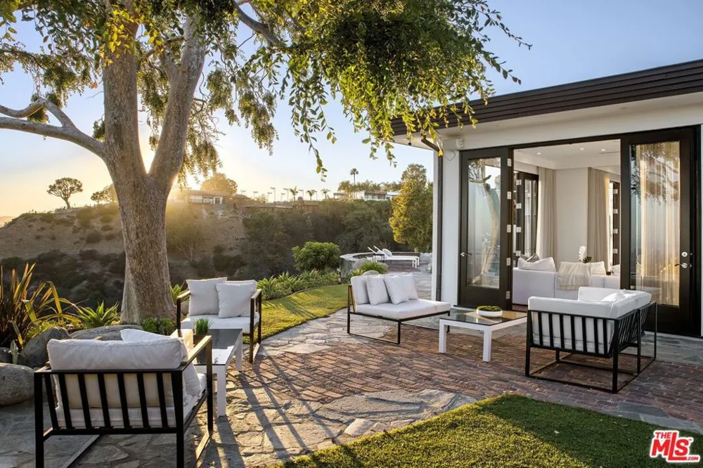 9302 Nightingale Drive Los Angeles, CA 90069