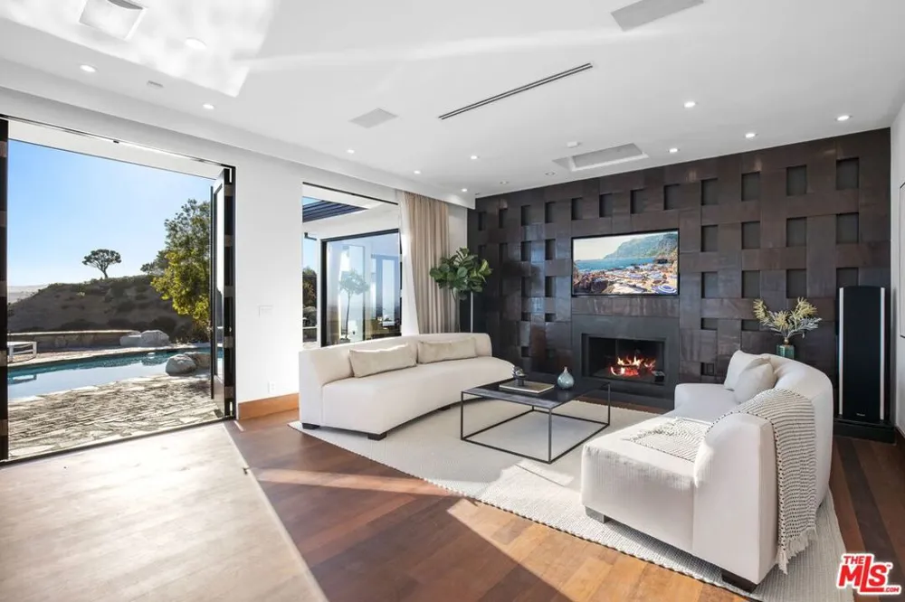 9302 Nightingale Drive Los Angeles, CA 90069
