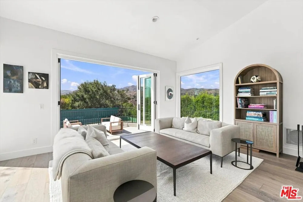 1027 Ravoli Drive Los Angeles, CA 90272