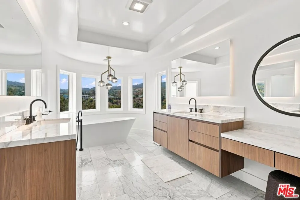 1027 Ravoli Drive Los Angeles, CA 90272